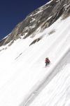 Fredrik lyžuje stěnu na Laila Peak